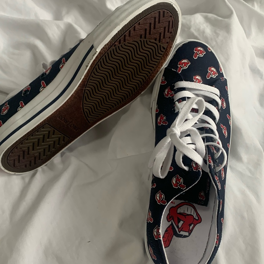 Chief Wahoo Indians logo shoe never worn! Womens 8.5 mens 7.
